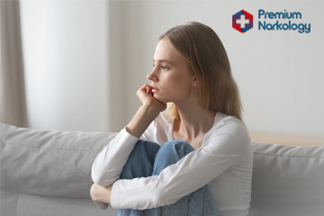 девушка сидит на диване